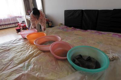 涞源楼上漏水，住户失联，小区没物管，业主维权难！律师来支招……